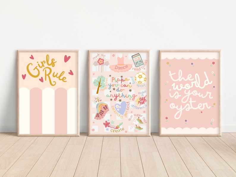 Pu&ograve; includere: Tre stampe artistiche incorniciate con citazioni e illustrazioni stimolanti. La prima stampa dice "Girls Rule" in lettere dorate. La seconda stampa ha il testo "Pippa you can do anything". La terza stampa dice "the world is your oyster".