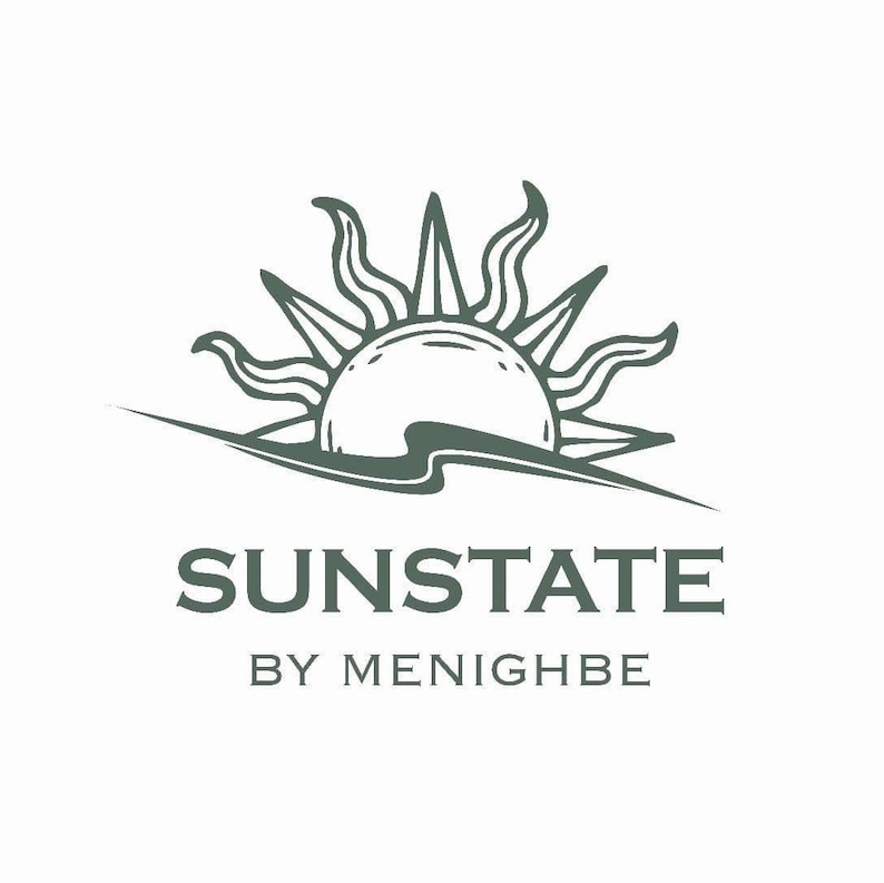 Op de afbeelding: Een logo met een gestileerd groen zonontwerp boven een gebogen lijn. Het woord "SUNSTATE" en de tekst "BY MENIGHBE" staan eronder, eveneens in groen. Het logo staat op een witte achtergrond, met een strak en eenvoudig ontwerp.