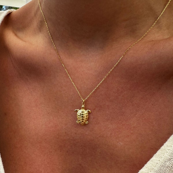 14k Gold Turtle Pendant Necklace, Thin Cable Chain, collier pendentif tortue, anhänger goldschildkröte, Pretty Tortoise Pendant,