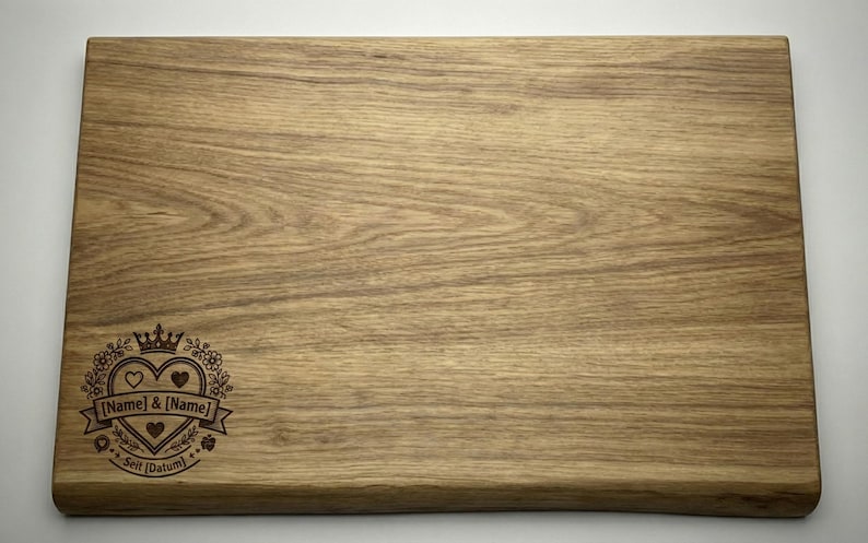 May include: Rectangular wooden cutting board with a light brown finish. The board features a decorative emblem with a crown, hearts, and the text "[Name] & [Name]" and "Seit (Datum)".