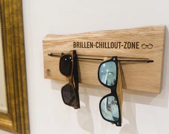 Custom engraving and personalized glasses holder made of solid oak with natural edge – wall mount with elastic band for glasses & sunglasses