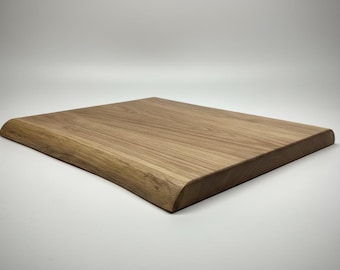 Solid oak cutting board with natural edge – rustic, elegant, unique – personalized laser engraving possible.