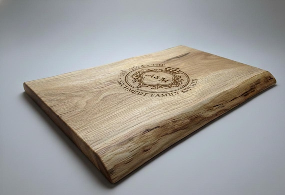 Schneidebrett aus massiver Eiche mit persönlicher Gravur und Naturkante – rustikal, edel, einzigartig - personalisierte Lasergravur