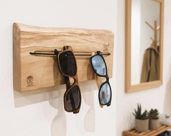 Eyeglass holder made of solid oak with natural edge – wall mount with elastic band for eyeglasses & sunglasses, possible with and without drilling.