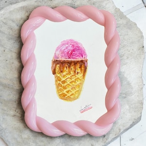 Ilustración original de postre con helado enmarcado al óleo pastel (7,9 x 5,9 pulgadas), cono rosa y pegatina adicional. Listo para enviar.