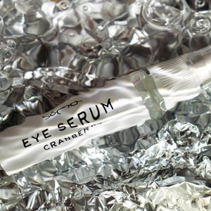 Sérum para os olhos com cranberry feito à mão, cuidados com os olhos naturais veganos, olheiras com ácido hialurônico, inchaço na área dos olhos, creme para os olhos, antienvelhecimento, colágeno