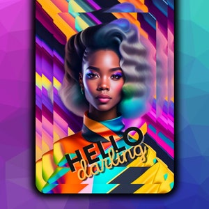 Può includere: Una donna con capelli blu e grigi indossa una camicia colorata con il testo "HELLO darling" su di essa. Lo sfondo è un mix vibrante di giallo, arancione, rosa e viola.