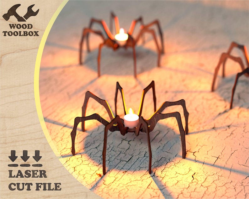 Peut inclure: Des bougeoirs en forme d'araign&eacute;e en bois avec des bougies chauffe-plat, d&eacute;coup&eacute;s au laser. Le logo Wood Toolbox est en haut &agrave; gauche. Les mots "LASER CUT FILE" sont en bas &agrave; gauche.