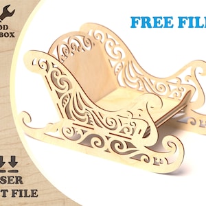 Puede incluir: Un trineo de madera con intrincados recortes y un diseño decorativo. El trineo está hecho de madera marrón claro y tiene un fondo blanco. El texto "FREE FILE" es visible en la esquina superior derecha de la imagen.