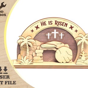 Puede incluir: Escena de Pascua de madera cortada con láser que representa una tumba con una gran piedra, tres cruces y palmeras. El arco dice "HE IS RISEN". El logotipo de Wood Toolbox está en la esquina superior izquierda y "LASER CUT FILE" en la parte inferior.