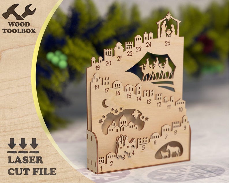 Op de afbeelding: Lasergesneden houten adventskalender met een kerststal en genummerde dagen. De kalender heeft uitgesneden ontwerpen van gebouwen, sterren en kamelen, met de tekst "WOOD TOOLBOX" en "LASER CUT FILE".
