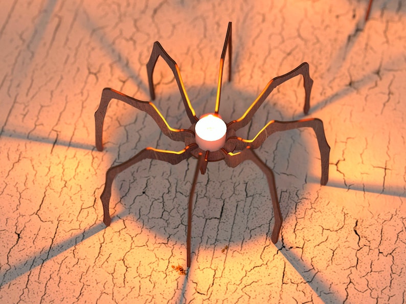 Peut inclure: Un bougeoir d&eacute;coratif en forme d'araign&eacute;e. L'araign&eacute;e m&eacute;tallique a huit pattes et un corps circulaire qui maintient une bougie blanche. Le bougeoir est marron avec une lueur chaude, projetant des ombres sur la surface textur&eacute;e.