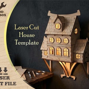 Puede incluir: Una plantilla de casa de madera cortada con láser con múltiples ventanas y un diseño de techo detallado. La casa está montada sobre un soporte de madera, y el texto "Laser Cut House Template" es visible. La imagen también incluye el logotipo "Wood Toolbox".