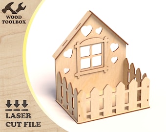 Puede incluir: Una casa de madera con una valla de piquetes y recortes en forma de corazón. La casa tiene una ventana con cuatro paneles. La casa es un archivo de corte láser.