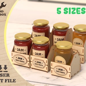 Könnte beinhalten: Holz-Laser-Cut-Halter mit Gläsern mit Marmelade. Die Gläser haben goldene Deckel und Etiketten mit der Aufschrift "JAM + 100% FRUITS". Der Text "5 SIZES" ist grün. Das Wood Toolbox-Logo ist oben links.
