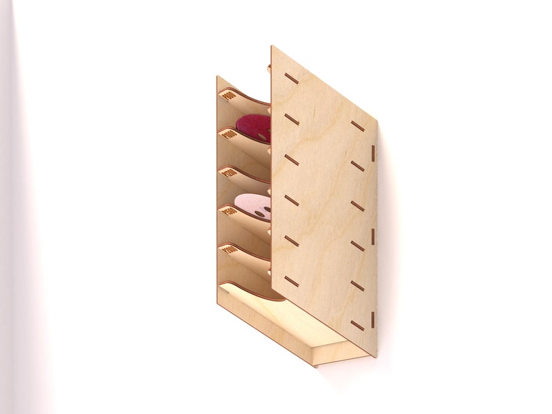 Puede incluir: Un estante de pared de madera con cinco estantes para guardar objetos redondos. Los estantes est&aacute;n hechos de madera contrachapada y tienen un acabado de madera natural. El estante est&aacute; dise&ntilde;ado para guardar objetos como posavasos, tapas de botellas u otros objetos redondos peque&ntilde;os.