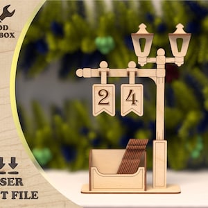 Può includere: Calendario dell'avvento natalizio in legno con un design a lampione. Il calendario ha 24 porte numerate, una piccola scatola per le leccornie e un lampione con due luci.