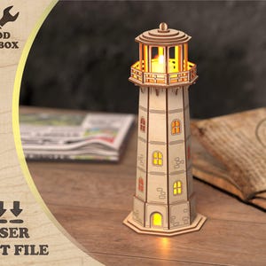 Puede incluir: Un faro de madera cortado con láser, iluminado desde el interior. El modelo presenta ventanas y una estructura superior detallada. También se muestra el texto "WOOD TOOLBOX" y "LASER CUT FILE".