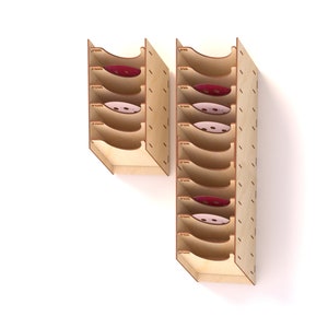 Puede incluir: Dos estantes de almacenamiento de madera con m&uacute;ltiples compartimentos para organizar art&iacute;culos peque&ntilde;os. Los estantes est&aacute;n hechos de madera marr&oacute;n claro y tienen un acabado natural. Los estantes est&aacute;n apilados uno encima del otro y est&aacute;n ligeramente inclinados hacia la derecha.