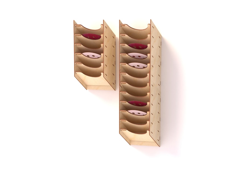 Puede incluir: Dos estantes de almacenamiento de madera con m&uacute;ltiples compartimentos para organizar art&iacute;culos peque&ntilde;os. Los estantes est&aacute;n hechos de madera marr&oacute;n claro y tienen un acabado natural. Los estantes est&aacute;n apilados uno encima del otro y est&aacute;n ligeramente inclinados hacia la derecha.