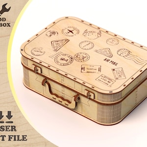 Può includere: Una valigia in legno tagliata al laser con finitura marrone chiaro. La parte superiore è decorata con timbri a tema viaggio e la scritta "AIR MAIL". La scatola ha una maniglia e chiusure. Sono visibili anche i testi "WOOD TOOLBOX" e "LASER CUT FILE".