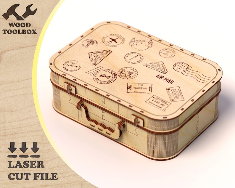 Puede incluir: Una maleta de madera cortada con l&aacute;ser con un acabado marr&oacute;n claro. La parte superior est&aacute; decorada con sellos de tem&aacute;tica de viajes y las palabras "AIR MAIL". La caja tiene un asa y cierres. Tambi&eacute;n se ve el texto "WOOD TOOLBOX" y "LASER CUT FILE".