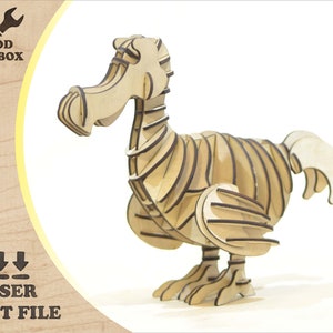 Pode incluir: Um modelo de dodo de madeira cortado a laser. O modelo está montado e pronto para ser exibido. O modelo é feito de madeira marrom claro e tem um design detalhado.