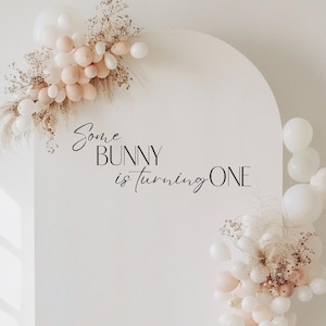 Un lapin fête son premier anniversaire | Sticker personnalisé pour toile de fond de fête à thème lapin | Sticker amovible de haute qualité