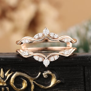 Puede incluir: Anillo de refuerzo de oro rosa con un diseño delicado en forma de onda y pequeños diamantes transparentes.