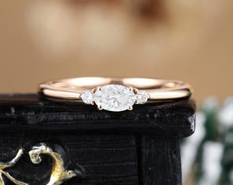 オーバルカットのモアッサナイトの婚約指輪、アンティークダイヤモンド