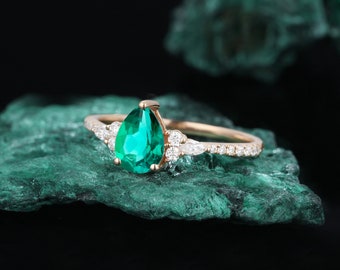 ペアシェイプのエメラルドエンゲージリングアンティークローズゴールド