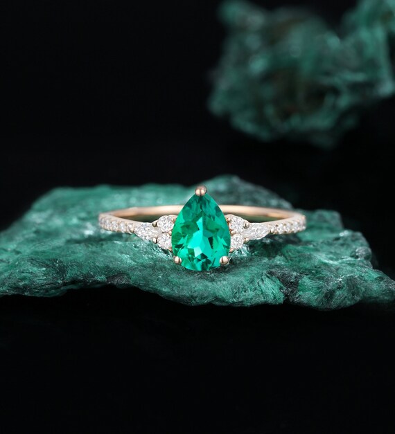 ペアシェイプのエメラルドエンゲージリングアンティークローズゴールド