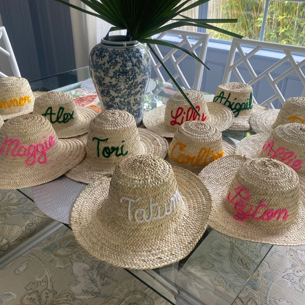 Rehaussez l'expérience de sa mariée avec un chapeau de soleil en paille personnalisé pour femme, un chapeau de plage personnalisé parfait pour une fête prénuptiale ou un enterrement de vie de jeune fille ou de garçon.