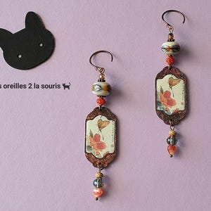 Puede incluir: Una taza de cerámica blanca con un asa negra y el texto "But First, Coffee" en negrita negra. La taza está sobre una superficie blanca. La taza mide aproximadamente 10 cm de alto.