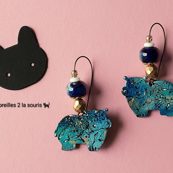 Boucles d'oreilles hippopotames bleus ou flamants roses en cuivre émaillé et perles lampwork artisanales crochets hypoallergéniques niobium