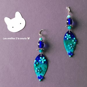 Riccioli ampi e maestosi che esprimono chiaramente la sua personalità e il suo amore per i colori: blu intenso o giallo acceso!