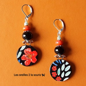 Boucles d'oreilles dépareillées hibiscus rouge noir ou tulipes bleu rouge en céramique artisanale crochets hypoallergéniques en niobium Noir