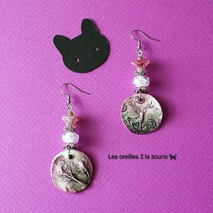 バラ色の夜明けの柔らかな光の中で繰り広げられる魔法のような光景、あるいは鮮やかな色彩が溢れ出す光景。イヤリングに閉じ込められた素敵な出会い！