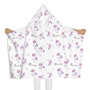 Toalla con capucha personalizada para niños, toalla de unicornio con nombre personalizado, toalla de baño suave y acogedora para niñas, regalo para la playa y la piscina para niños.