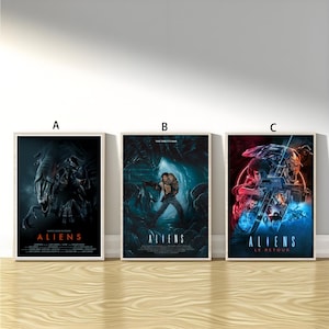 Op de afbeelding: Drie ingelijste filmposters voor de film "Aliens". De posters tonen donkere, dramatische beelden met de titel van de film prominent weergegeven. De posters staan in een rij, elk met een witte rand en een houten lijst.
