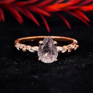 Anello di fidanzamento in quarzo rutilato nero a forma di pera Anello unico in oro rosa 14k con moissanite Anello nuziale con diamanti Marquise Anello Pomise