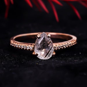Anello di fidanzamento in quarzo rutilato nero a forma di pera Anello impilabile unico Anello di promessa art déco ispirato alla natura Il suo regalo di gioielli Anello da donna