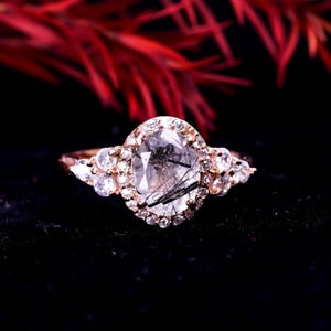 Ovaler Schwarzer Rutilquarzring mit Moissanite-Seitensteinen in Rosévergoldetem 925er Sterlingsilber, einzigartiger Statement-Verlobungsring