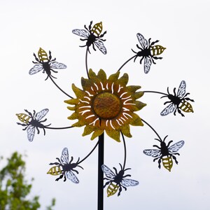 Hand-Painted Daisy and Bees Wind Spinner: Metal Garden Decoration image 4