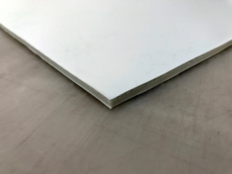 Pode incluir: Close-up de uma placa de espuma branca com uma superf&iacute;cie ligeiramente texturizada.