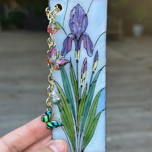 Iris Glasmalerei-Lesezeichen – Handgefertigtes Polymer Clay Lesezeichen mit Harz-Finish und Anhängern – Einzigartiges Geschenk für Buchliebhaber