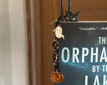 Black Cat Bookmark Halloween Polymer Clay Bookmark with Chain and Charms | Cute Cat Bookmark for Book Lovers | Spooky Reading Gift
