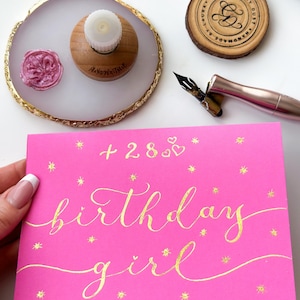 Biglietto in calligrafia d’oro con busta fatta a mano
