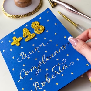 Biglietto in calligrafia d’oro con busta fatta a mano