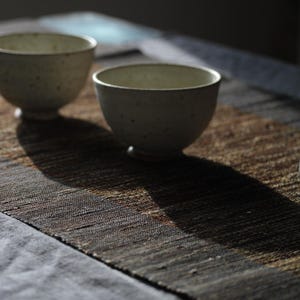 Camino de mesa Chabu para la ceremonia del té Gongfu. Fibra natural tejida a mano. Tapete de mesa Wabi Sabi ~ Sauce negro